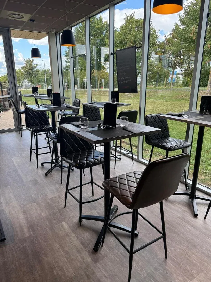 Mange-debout côté jardin à Bezannes