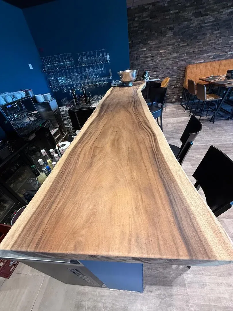 Table en tronc massif à Bezannes