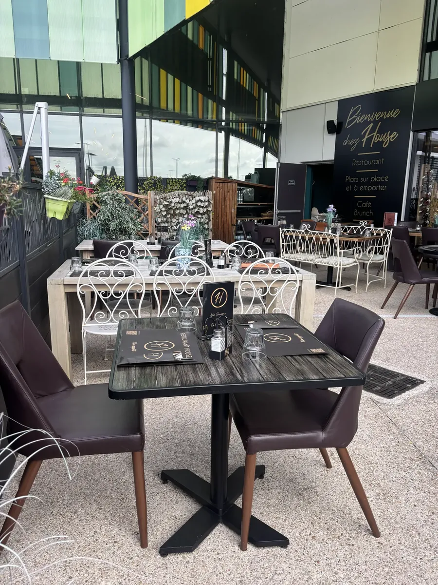 Tables dressées en terrasse