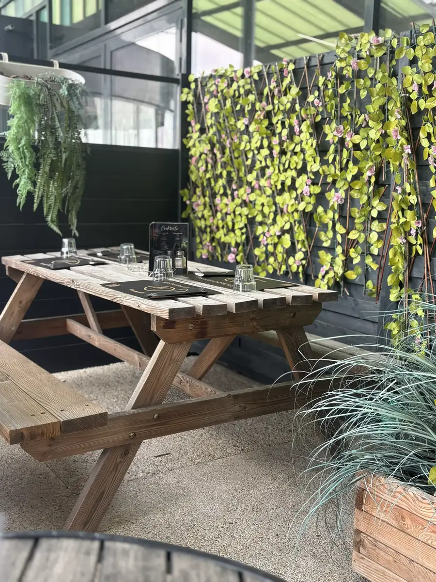 Table de pique-nique en terrasse