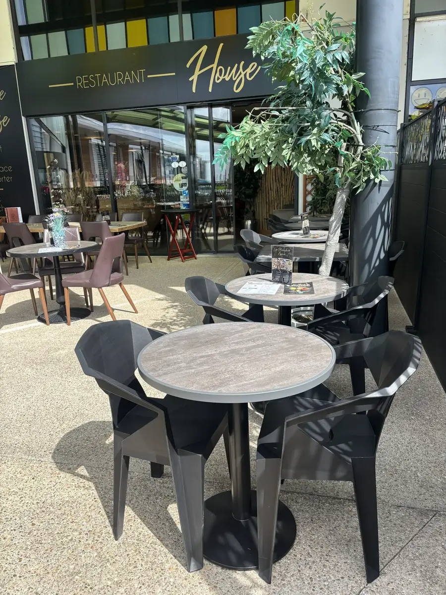 Table à l'ombre de l'arbre