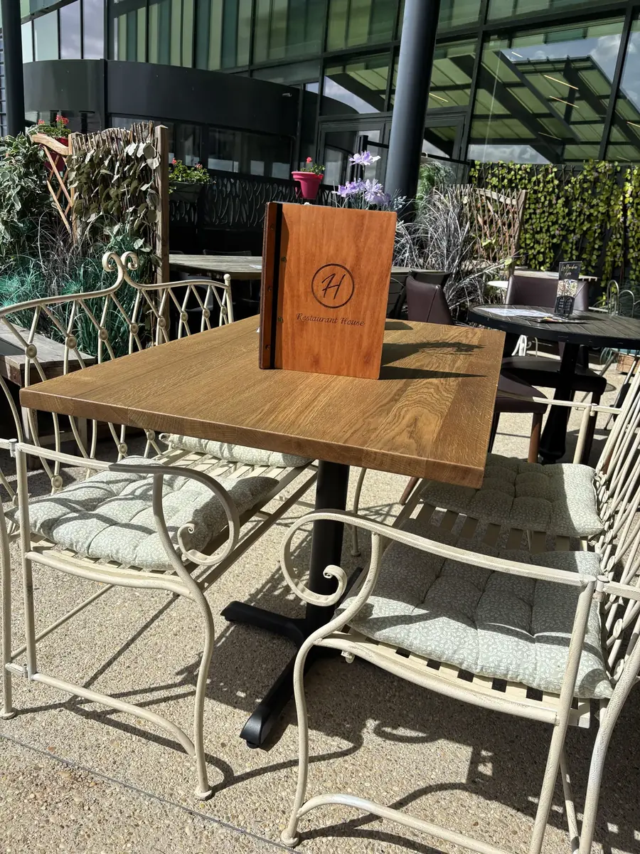Banc en fer forgé en terrasse