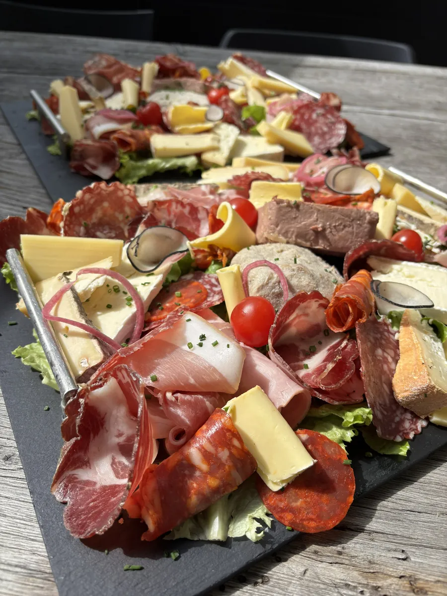 Planche apéritive sur ardoise
